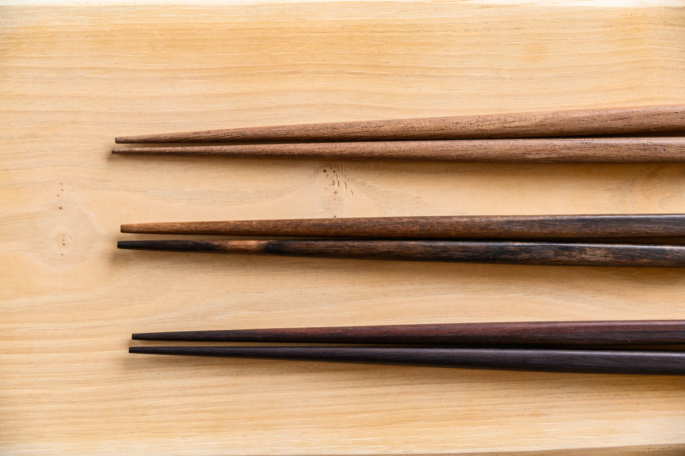 色合いの異なる木を使った割りばし